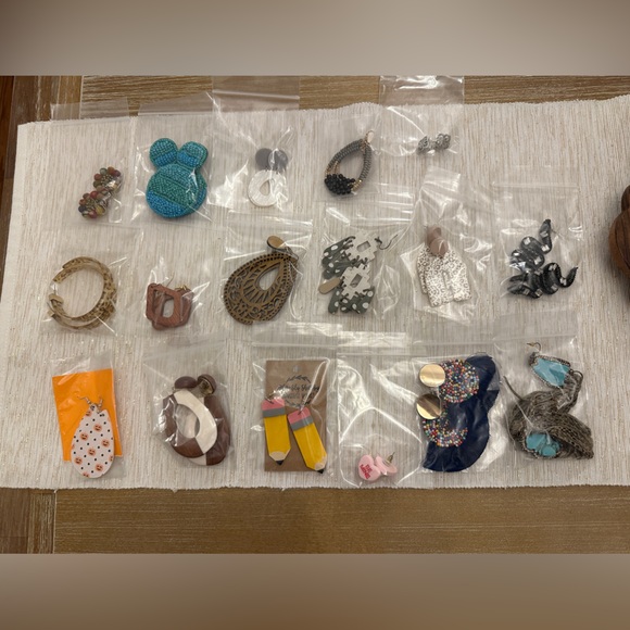 Box of 17 Pairs of Earrings - Picture 1 of 7